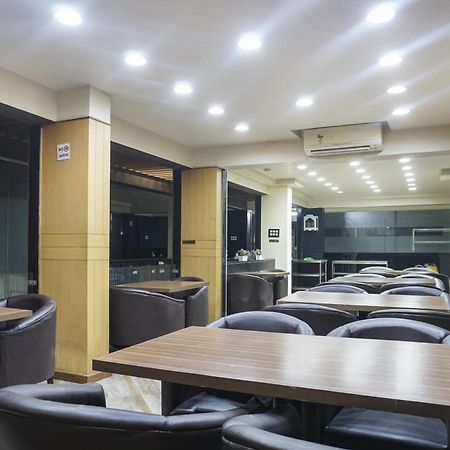 Super Townhouse Oak Sr Hotel Wakad Pune Eksteriør billede