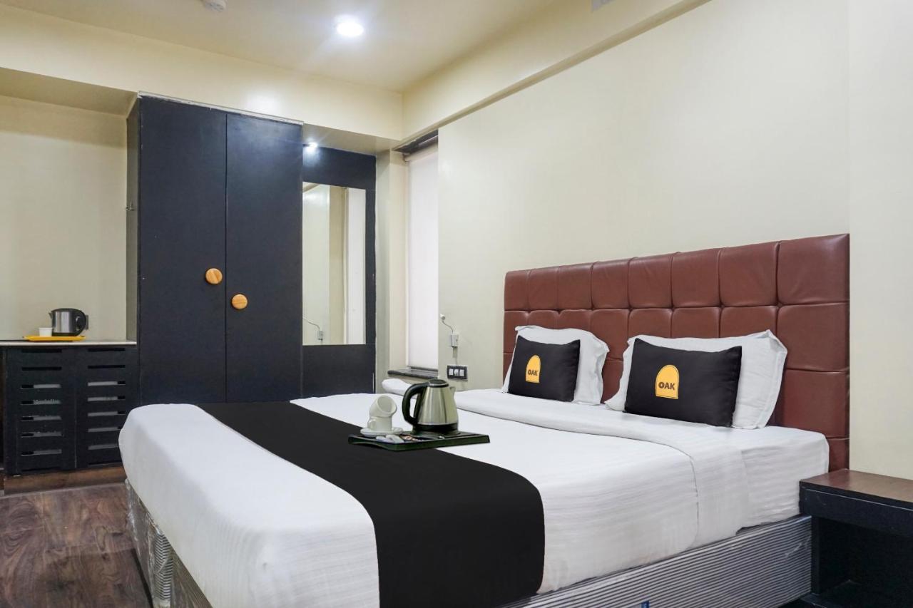 Super Townhouse Oak Sr Hotel Wakad Pune Eksteriør billede