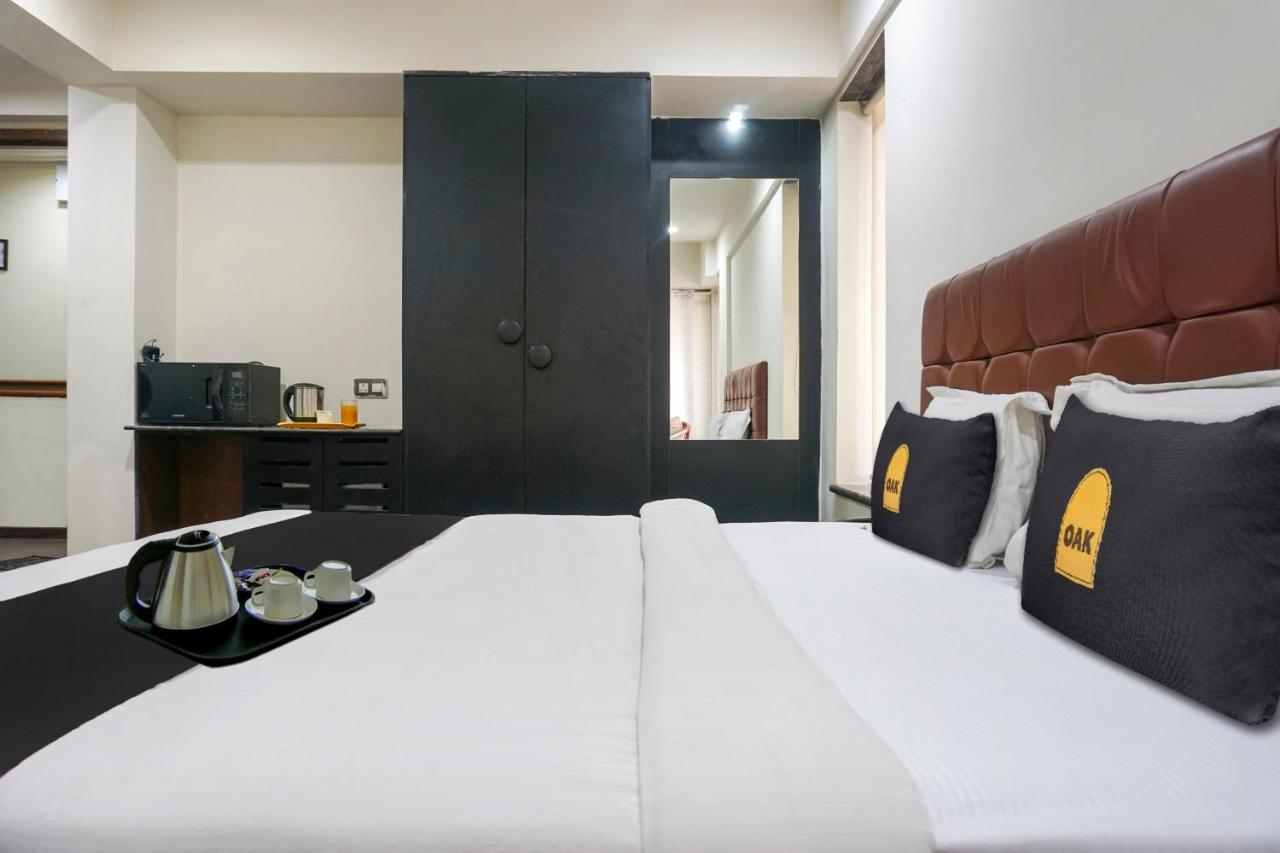 Super Townhouse Oak Sr Hotel Wakad Pune Eksteriør billede