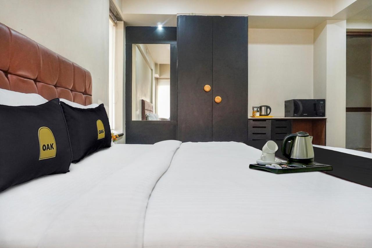 Super Townhouse Oak Sr Hotel Wakad Pune Eksteriør billede