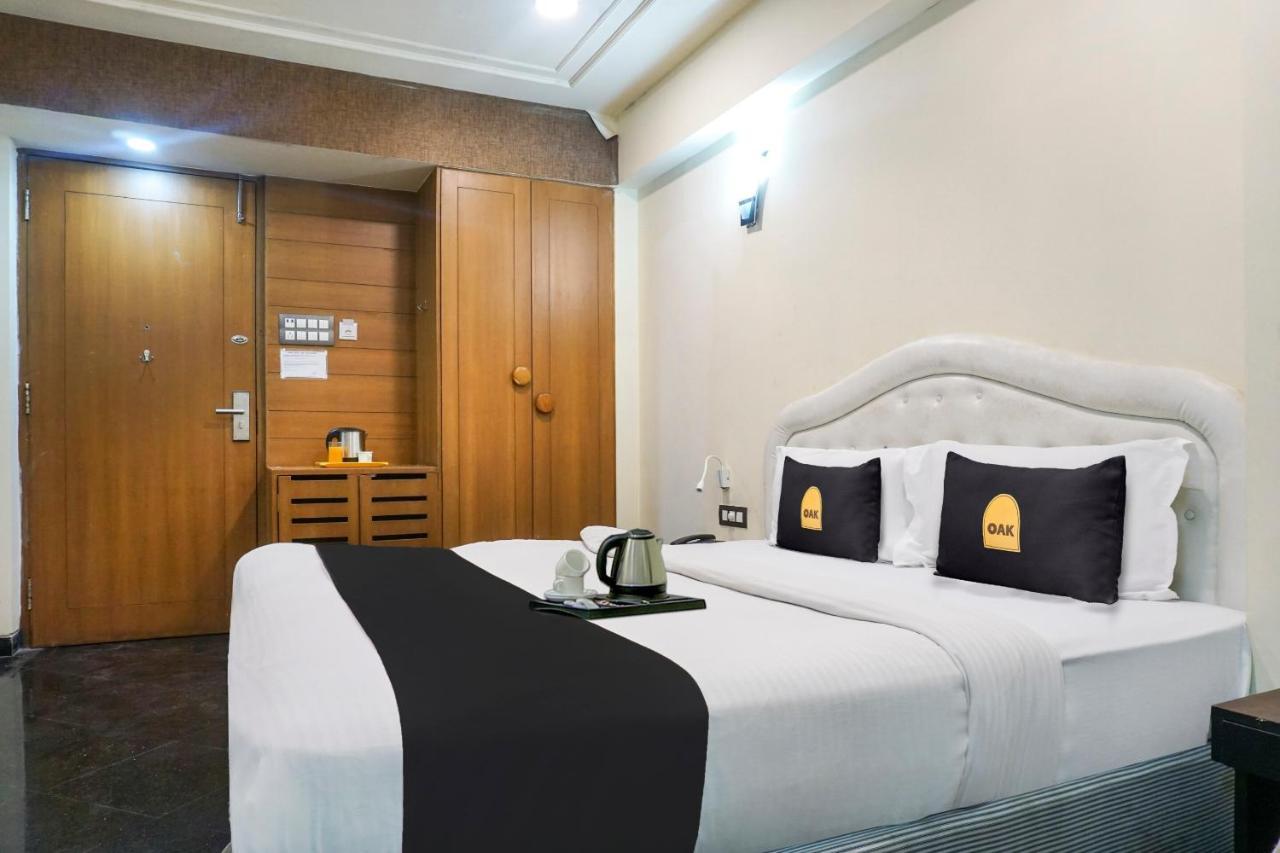 Super Townhouse Oak Sr Hotel Wakad Pune Eksteriør billede