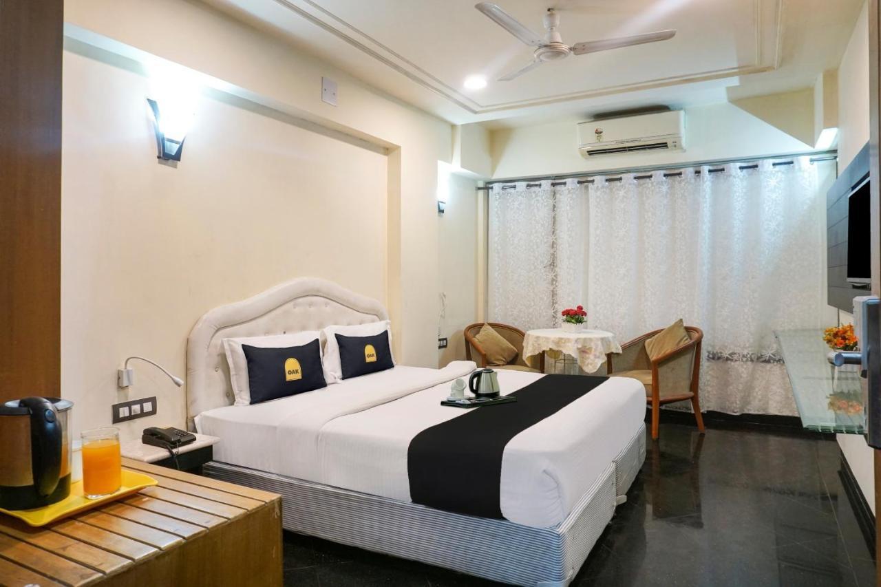 Super Townhouse Oak Sr Hotel Wakad Pune Eksteriør billede