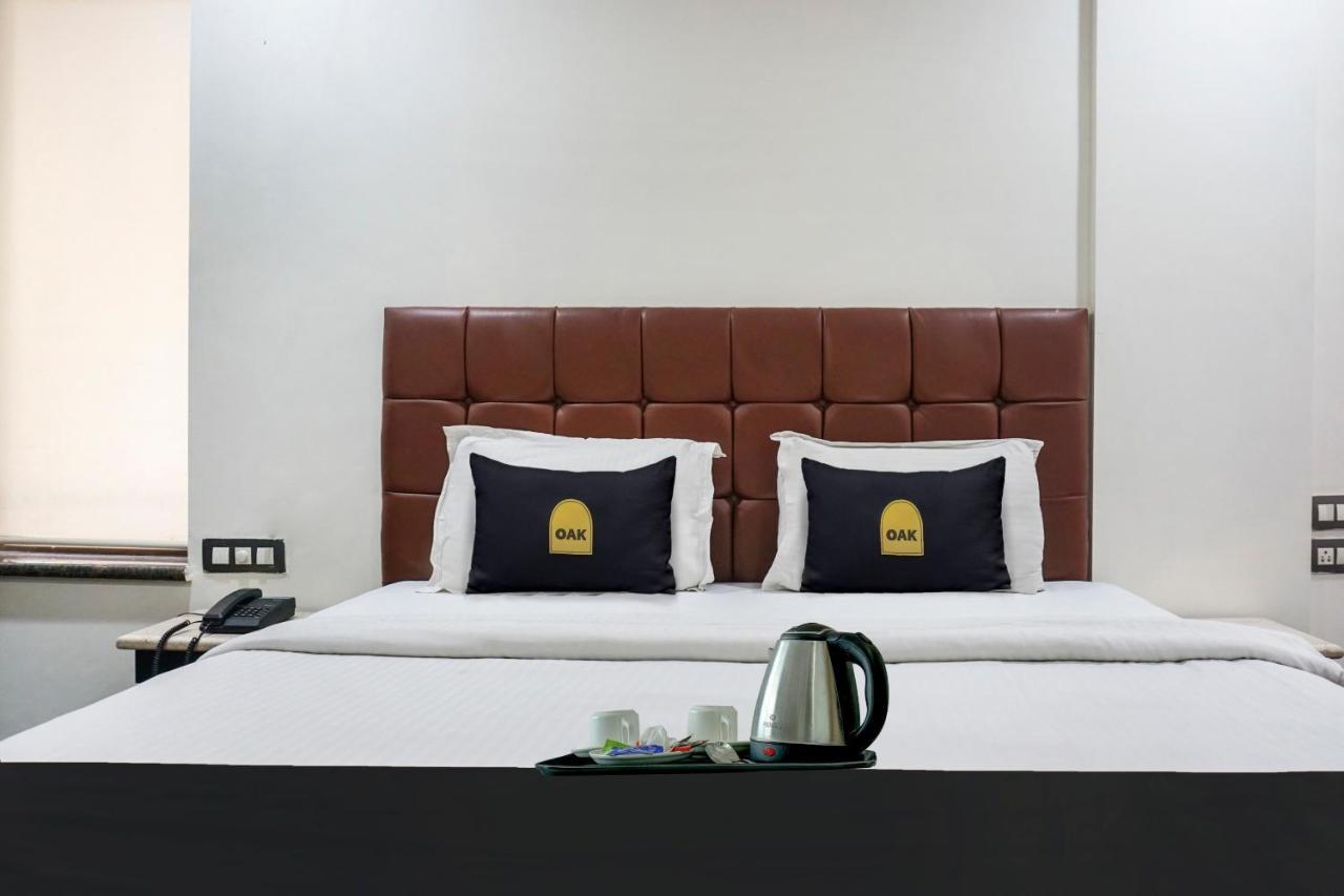 Super Townhouse Oak Sr Hotel Wakad Pune Eksteriør billede