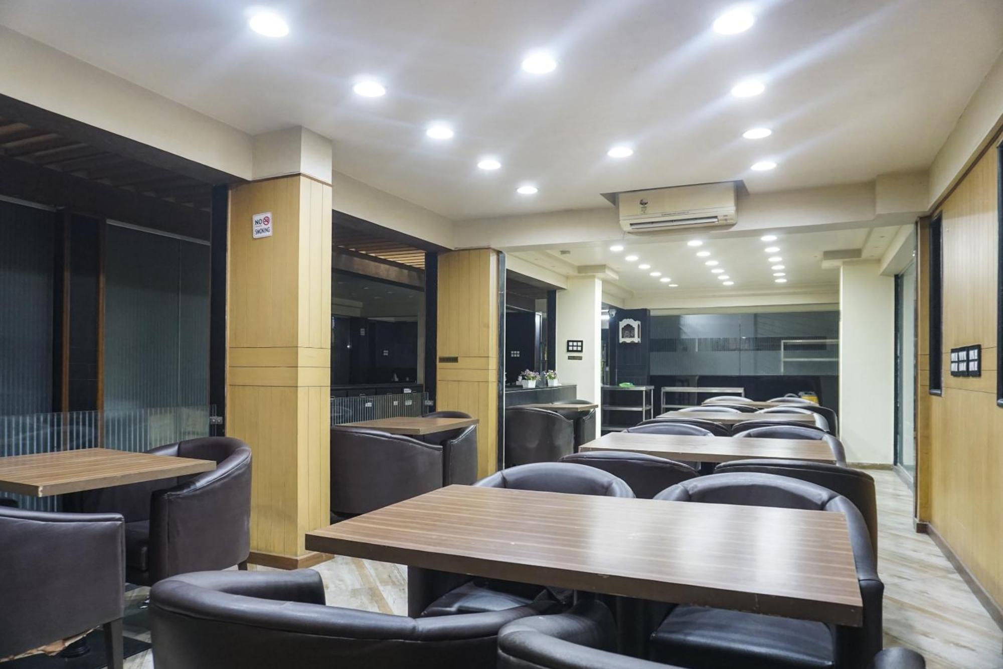 Super Townhouse Oak Sr Hotel Wakad Pune Eksteriør billede