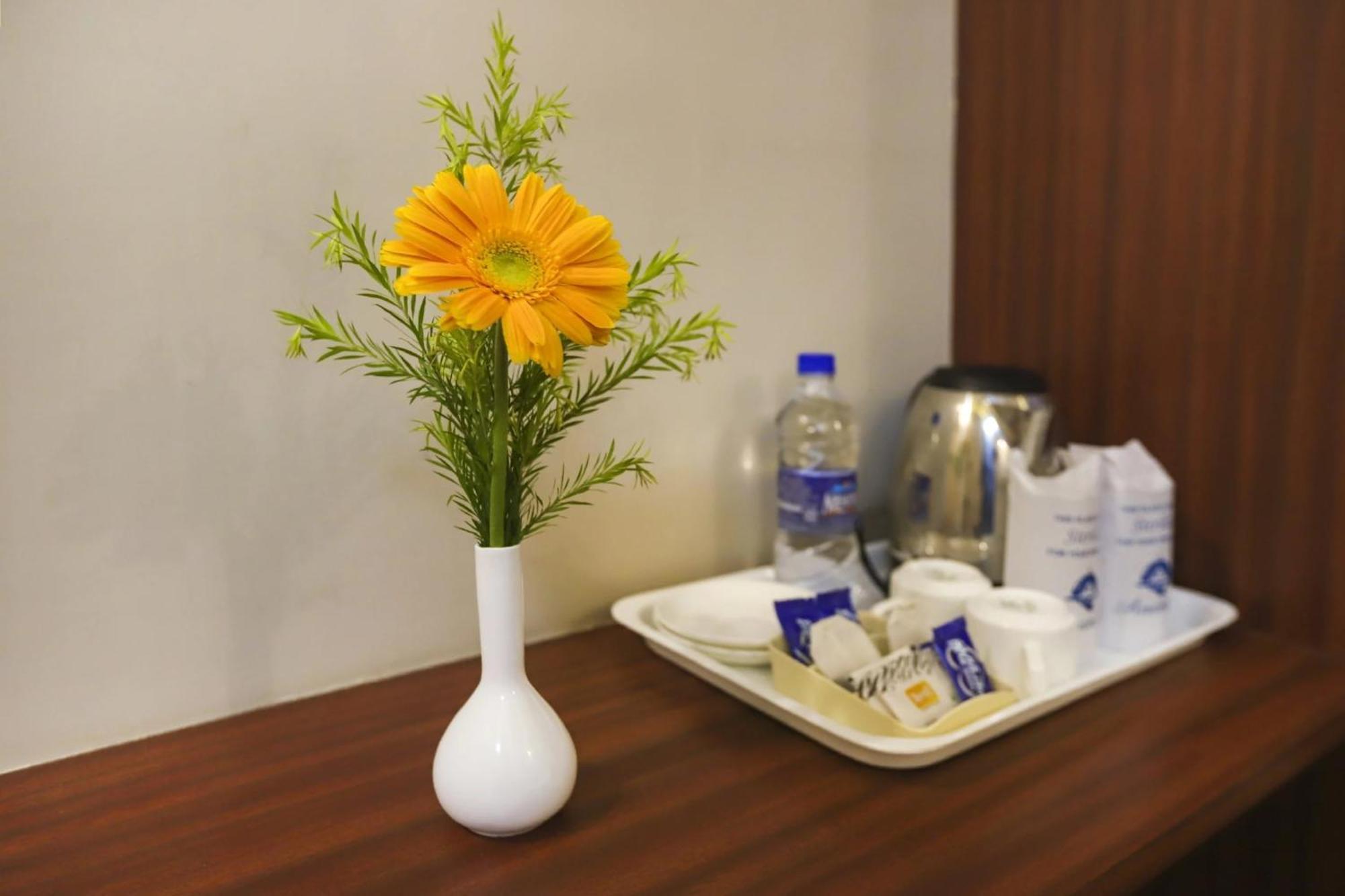 Super Townhouse Oak Sr Hotel Wakad Pune Eksteriør billede