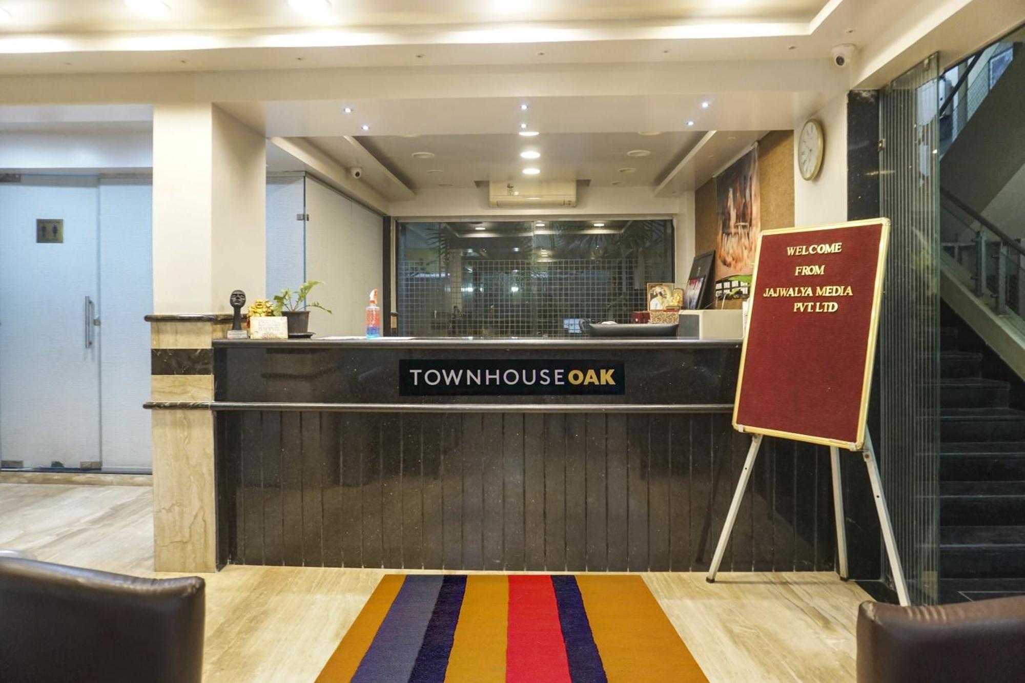 Super Townhouse Oak Sr Hotel Wakad Pune Eksteriør billede