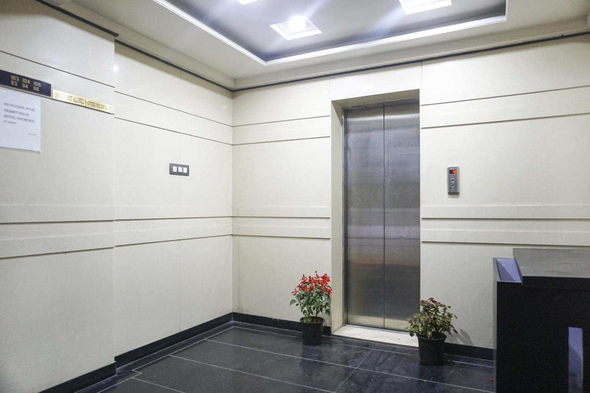 Super Townhouse Oak Sr Hotel Wakad Pune Eksteriør billede