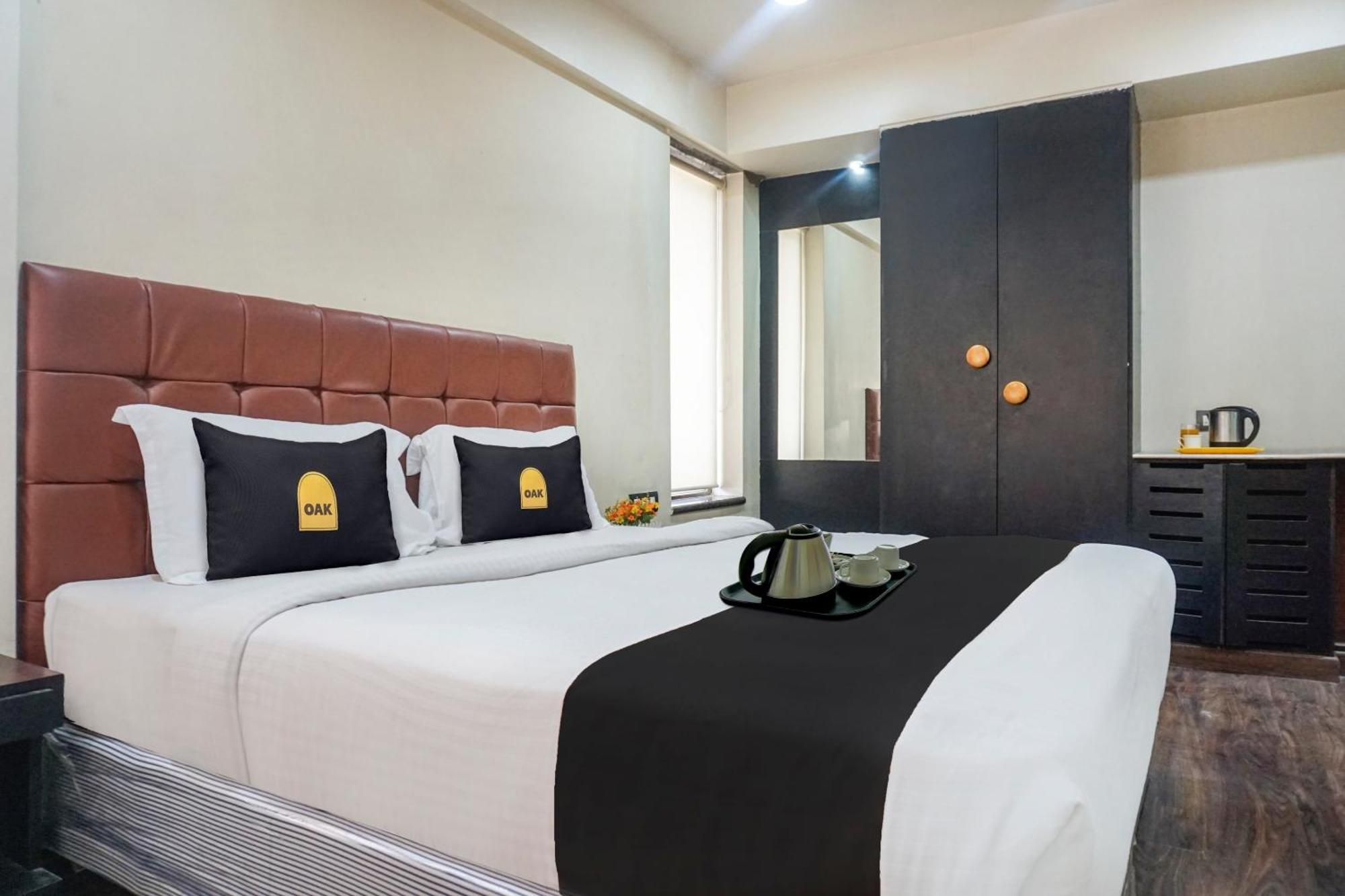 Super Townhouse Oak Sr Hotel Wakad Pune Eksteriør billede