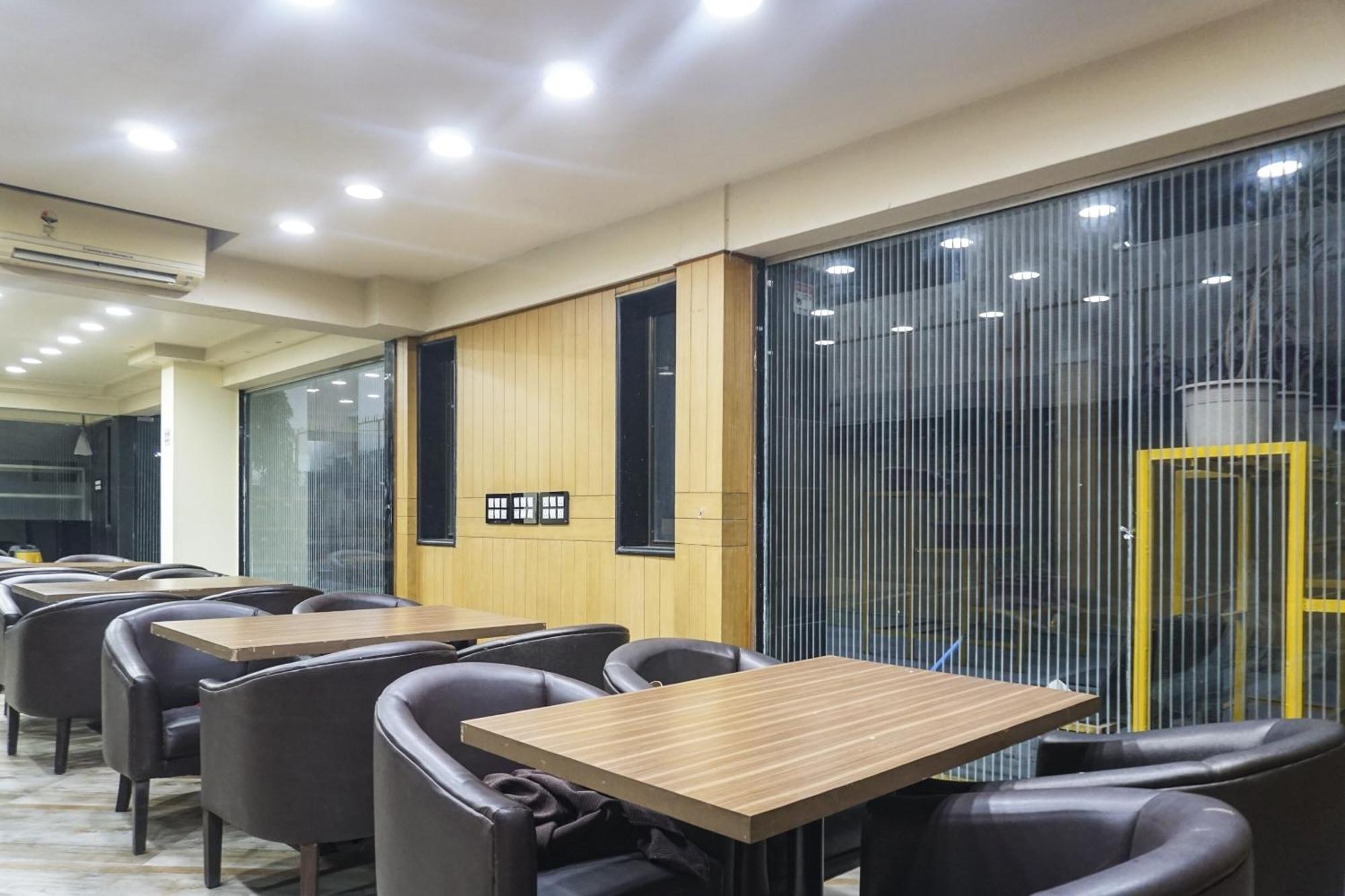 Super Townhouse Oak Sr Hotel Wakad Pune Eksteriør billede