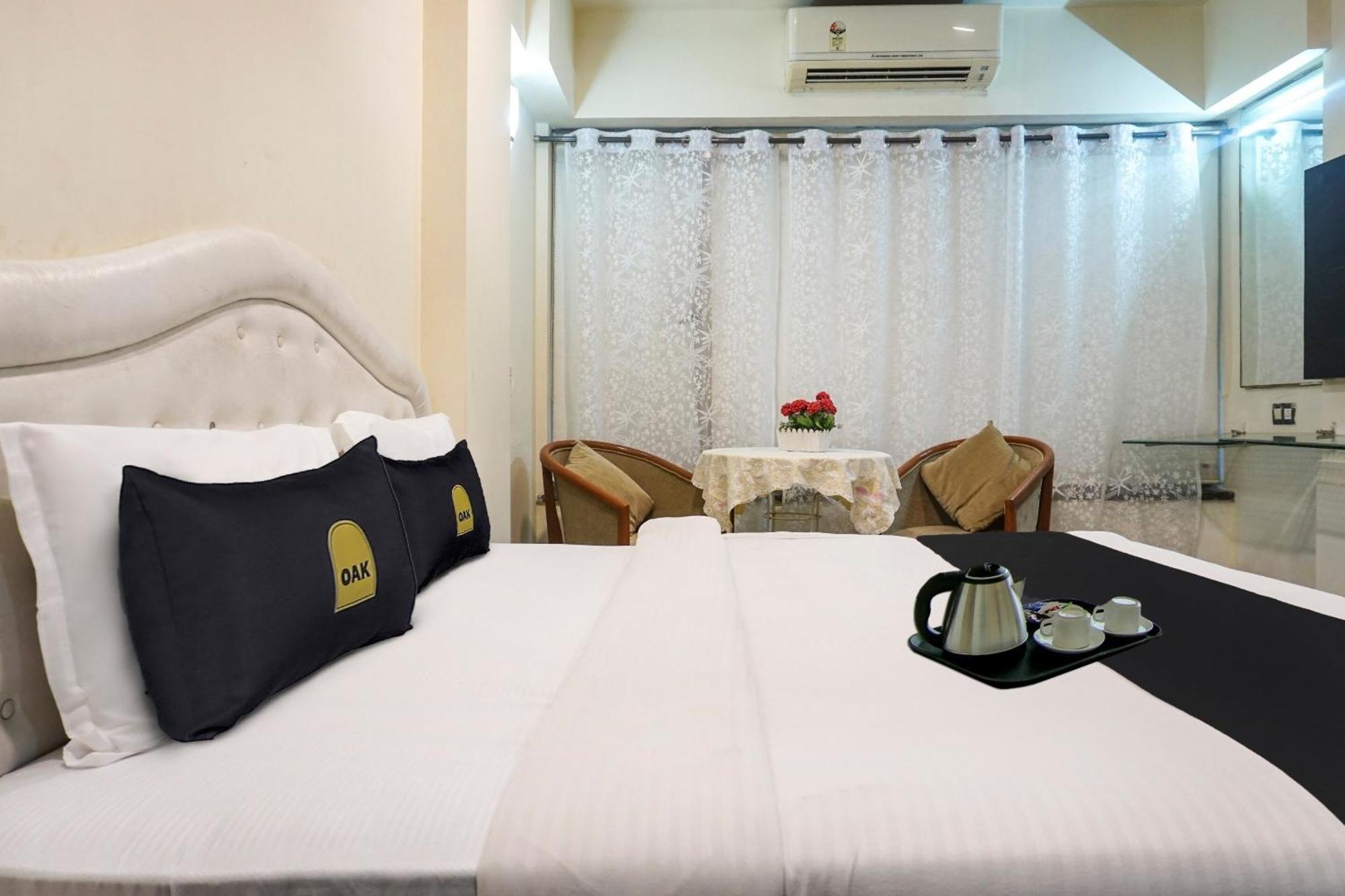 Super Townhouse Oak Sr Hotel Wakad Pune Eksteriør billede