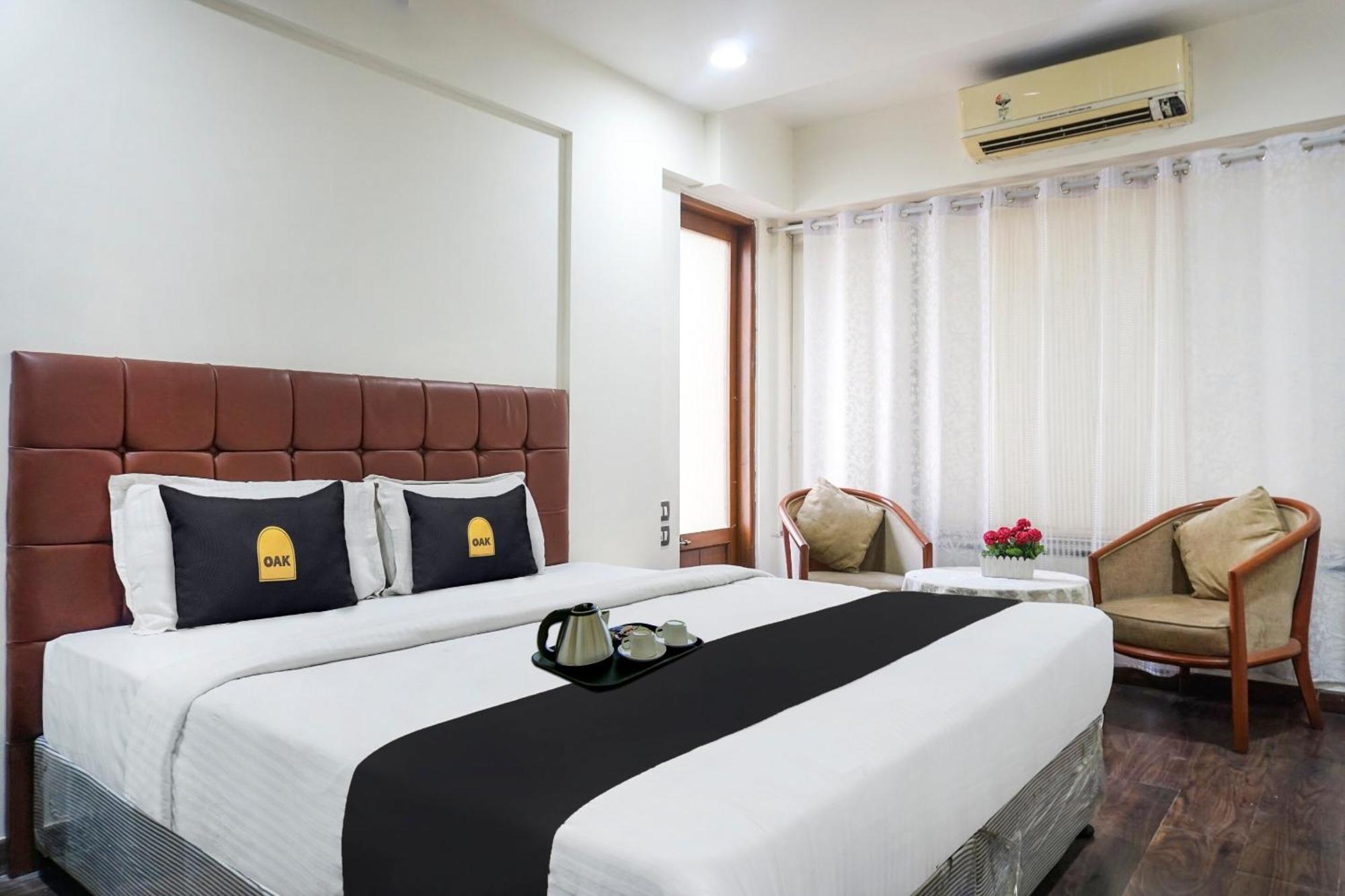 Super Townhouse Oak Sr Hotel Wakad Pune Eksteriør billede