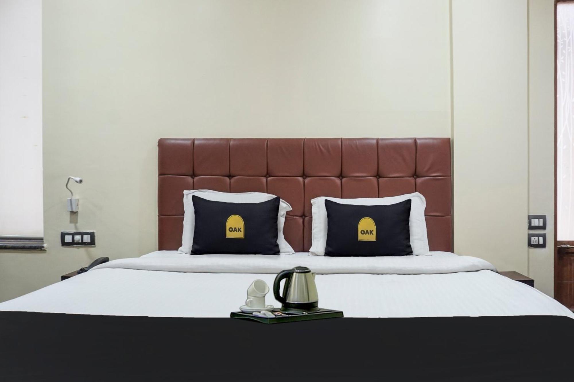 Super Townhouse Oak Sr Hotel Wakad Pune Eksteriør billede