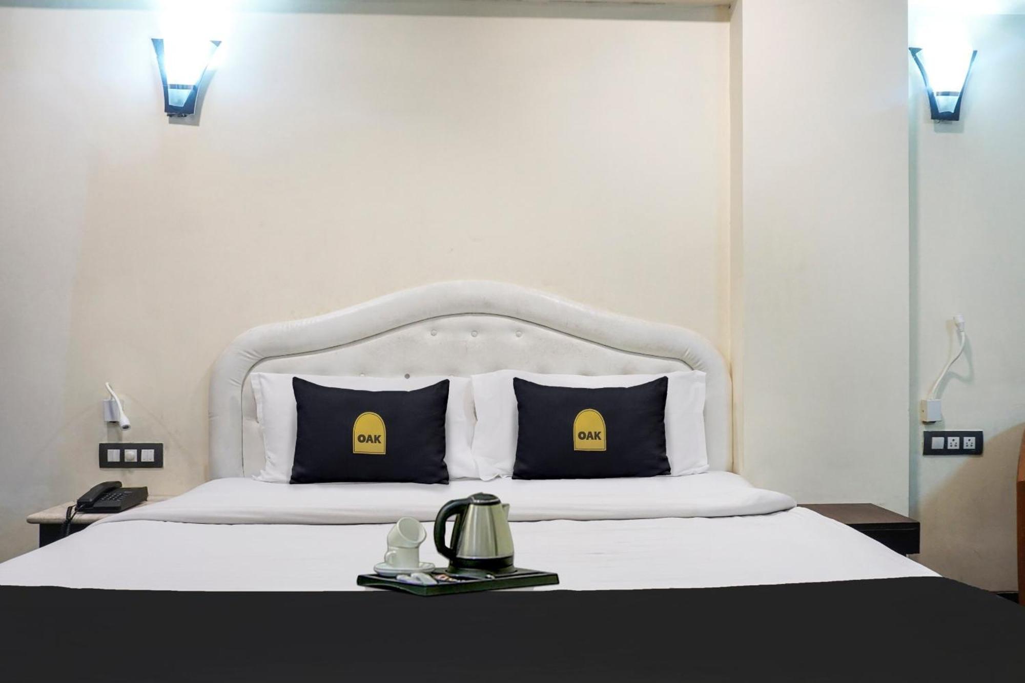 Super Townhouse Oak Sr Hotel Wakad Pune Eksteriør billede