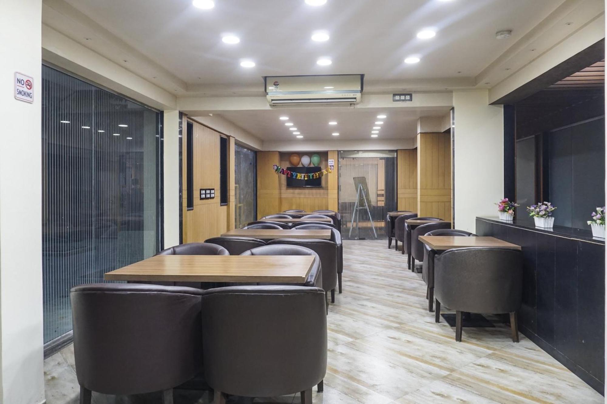 Super Townhouse Oak Sr Hotel Wakad Pune Eksteriør billede